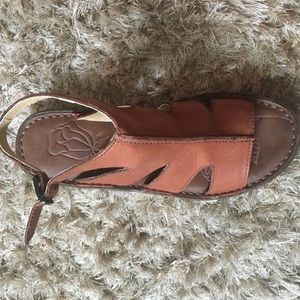 KEEN SANDALS NEVER WORN